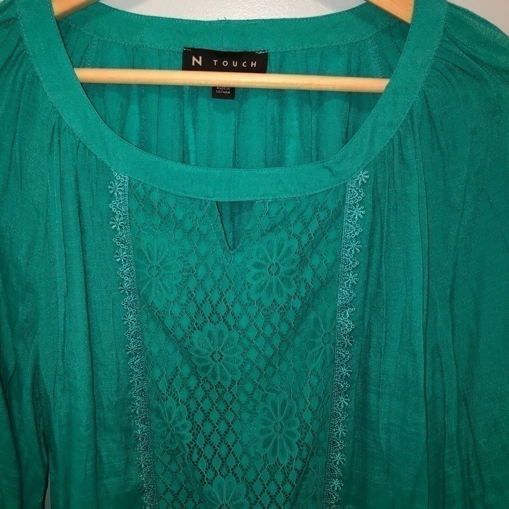 N Touch size medium green top 3/4 sleeve. Lace accents on front - Picture 8 of 9